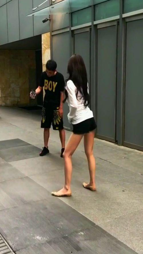 穿袜子街头跳舞网红视频,袜子穿搭成亮点，吸睛无数！