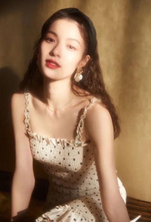 跟女明星学拍侧脸照,如何拍出迷人侧颜照