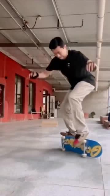 明星玩滑板,滑板场上的潮流演绎